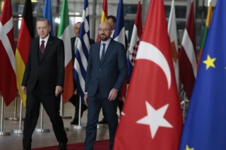 Με τραπεζικό ντόμινο απειλεί ο Ερντογάν