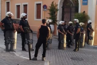 Χανιά: Εισβολή των ΜΑΤ στην κατάληψη Rosa Nera – Τραυματίστηκε δημοσιογράφος (βίντεο)