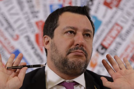 Τα «Πέντε Αστέρια» παρακμάζουν, η Λέγκα καλλωπίζεται για το ΕΛΚ