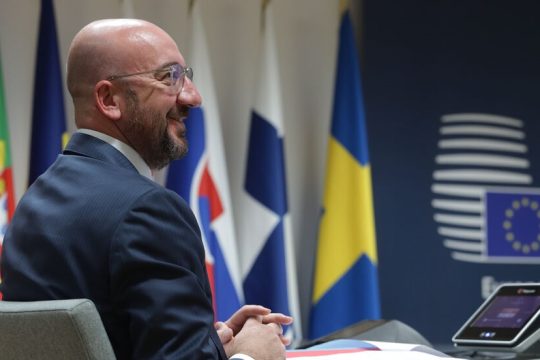Πολυμερής διάσκεψη στρωμένη με «αγκάθια»