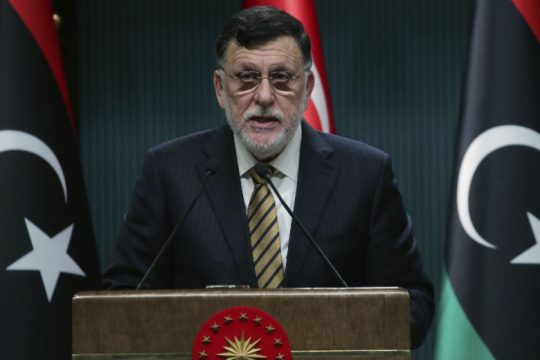 Παραδίδει την εξουσία ο Σαράτζ μέχρι τα τέλη Οκτωβρίου