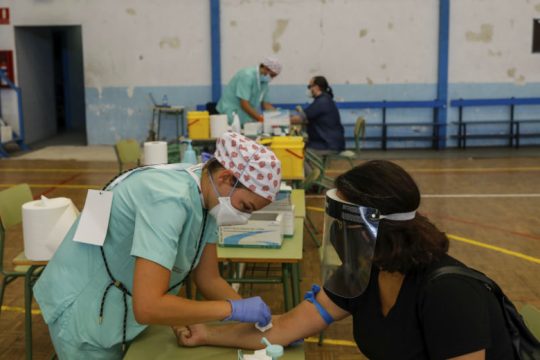 Ξεπέρασαν τα 26 εκατ. οι μολύνσεις από κορονοϊό, ρεκόρ τριμήνου στη Βρετανία