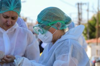 Πλένουν τις στολές στο σπίτι τους λόγω περικοπών
