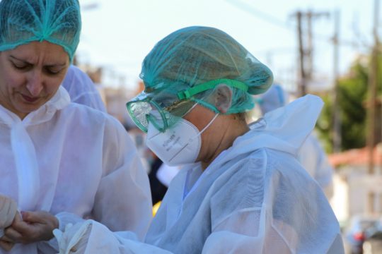 Πλένουν τις στολές στο σπίτι τους λόγω περικοπών