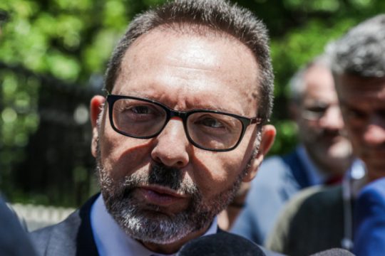 Νέο μήνυμα στον Στουρνάρα από την κυβέρνηση