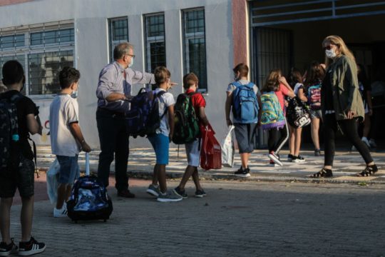 Πρώτη ημέρα στο σχολείο με μάσκες, αντισηπτικά και αγιασμό στην τάξη