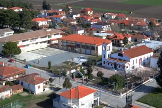 Με την πλάτη στον τοίχο προσφυγόπουλα στην Πέλλα