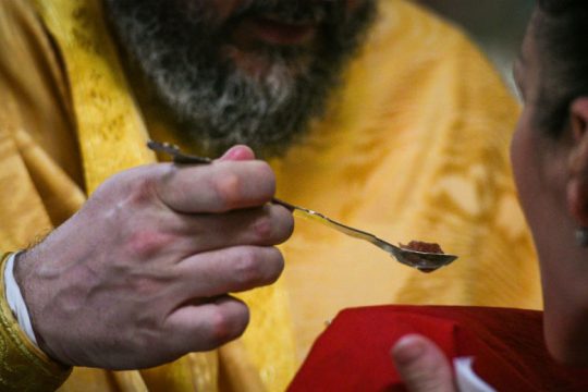 Πυρήνας μετάδοσης του ιού η Θεία Κοινωνία αναφέρει καθηγητής Γενετικής