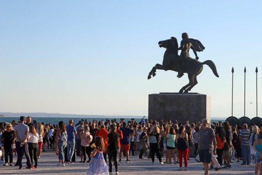 Γονείς χωρίς… μάσκα, συγκεντρώσεις και η αστυνομία θεατής