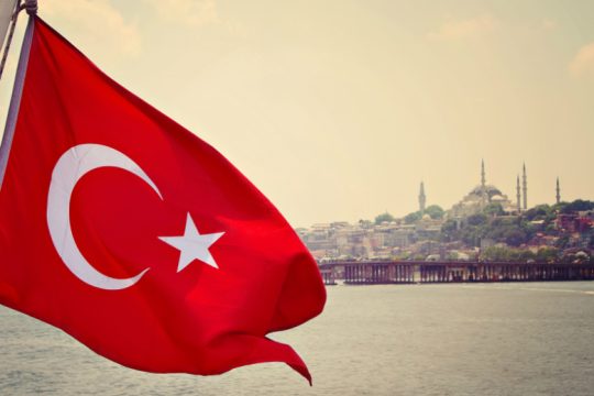 Σε δίνη υποβαθμίσεων