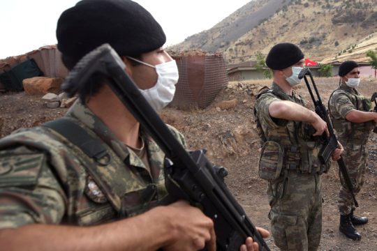 Τούρκοι στρατιώτες βασάνισαν και πέταξαν δύο Κούρδους από ελικόπτερο
