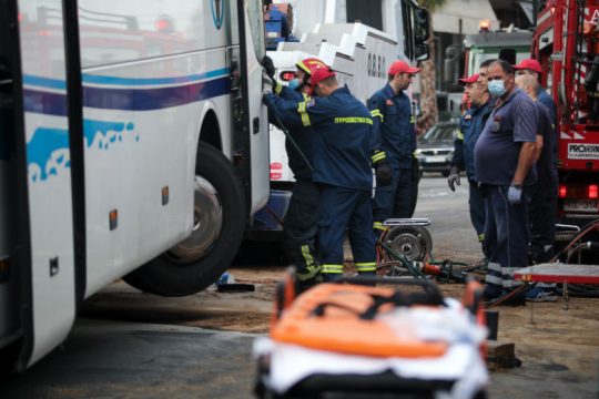 Τουριστικό λεωφορείο έπεσε σε κολόνα στην Ακτή Μιαούλη