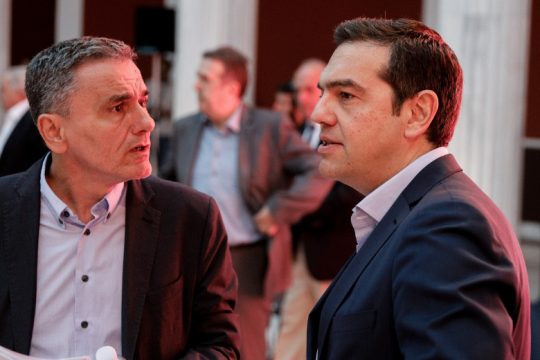 Αποστάσεις Τσακαλώτου από Τσίπρα περί «πολιτικών απατεώνων»