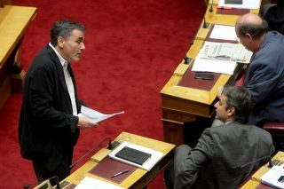 Πολιτικός απατεώνας ή εκμαυλιστής συνειδήσεων;