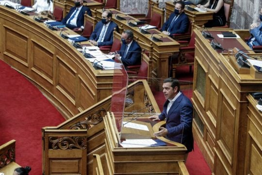 Μύδροι Τσίπρα στη Βουλή για τη νέα λίστα Πέτσα