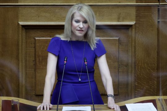 Κριτική ΣΥΡΙΖΑ για τον «άπατρι Μητσοτάκη» της Τζάκρη – Τι απαντά η βουλευτής
