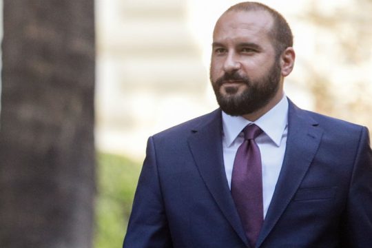 «Το κυβερνο-μιντιακό σύστημα νομίζει ότι απευθύνεται σε ανόητους κρύβοντας ειδήσεις»