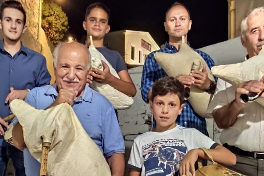 Οι τσαμπούνες συναντούν τον Διόνυσο
