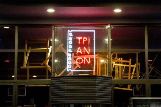 Kατάληψη πεζοδρομίου η προσβασιμότητα στις «Νύχτες Πρεμιέρας»!