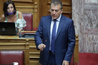 Πυρ ομαδόν στη Βουλή για τις απλήρωτες υπερωρίες