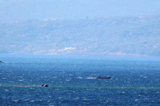 Διάσωση 12 ατόμων από μισοβυθισμένη θαλαμηγό