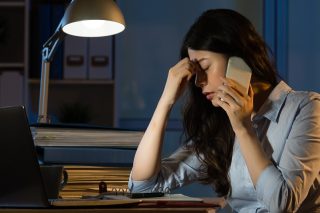 Η κυβέρνηση μετακυλίει το «κόστος» της καραντίνας στις «πλάτες» των εργαζομένων