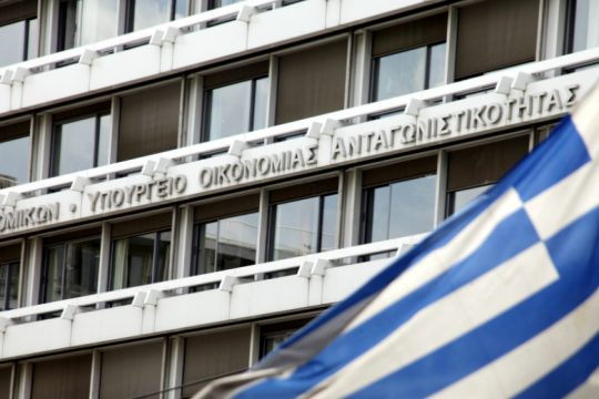 Στις δυσοίωνες προβλέψεις των «θεσμών» διολισθαίνει η ελληνική οικονομία