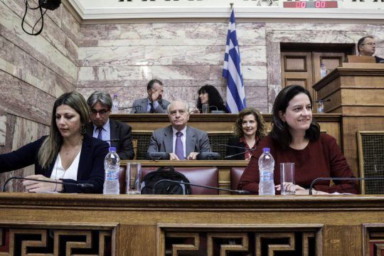 Συνεχίζουν το θέατρο του παραλόγου για τα σχολεία και τις αίθουσες