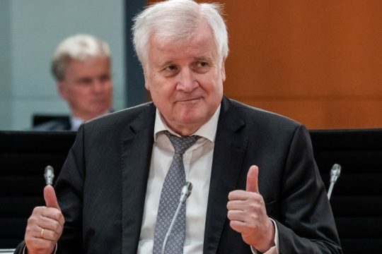 Γενικολογίες Ζεεχόφερ για γερμανική βοήθεια μετά τη Μόρια