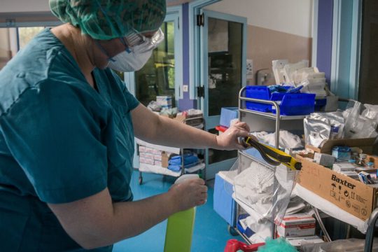 Ταχύρρυθμη εκπαίδευση γιατρών, μαζικά εξιτήρια και εκκενώσεις κλινικών