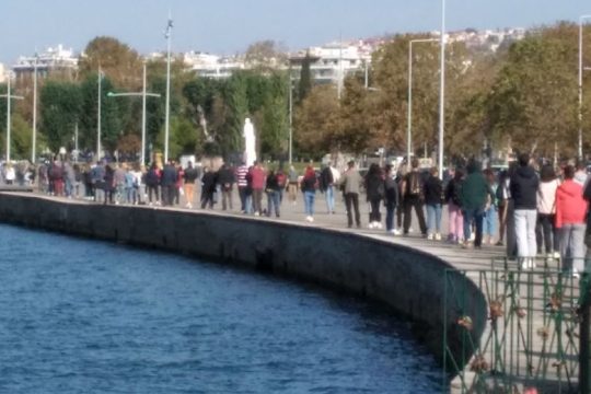 Στο «κόκκινο» η Θεσσαλονίκη, ουρές για rapid tests