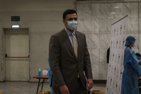 Ανεξέλεγκτος ο ιός με 865 διαγνώσεις σε μια μέρα