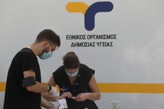 Καλπάζει στην Ελλάδα η πανδημία του κορονοϊού με 407 γνωστά νέα κρούσματα χθες