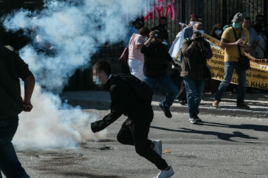 Δακρυγόνα και κρότου λάμψης κατά μαθητών από το υπουργείο Παιδείας μέχρι το Mall