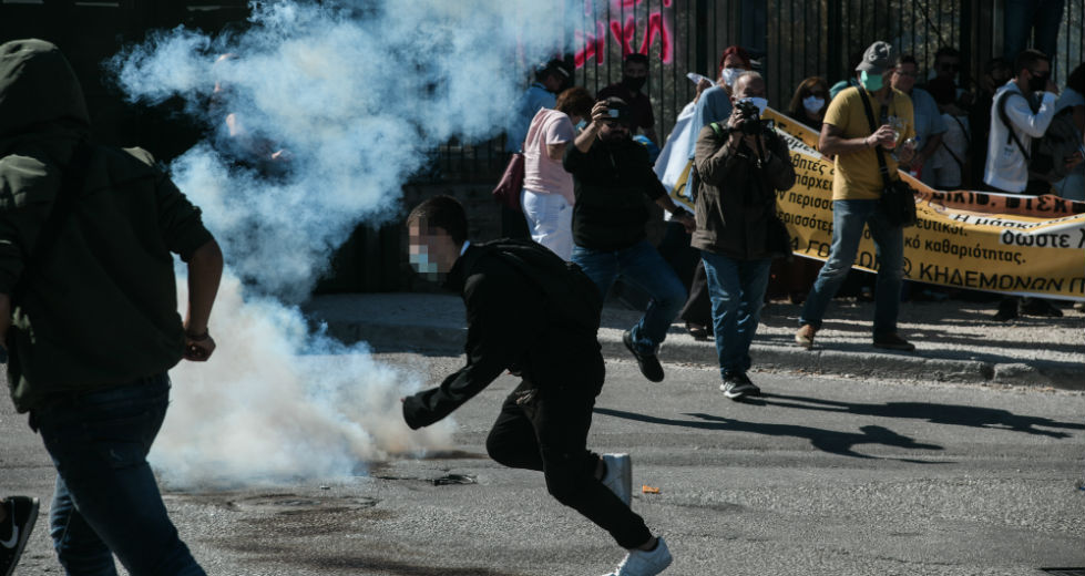 Δακρυγόνα και κρότου λάμψης κατά μαθητών από το υπουργείο Παιδείας μέχρι το Mall