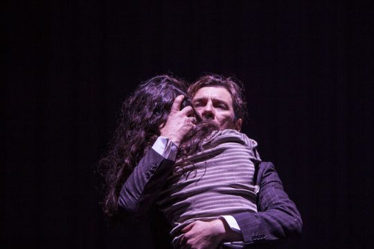Από τη σκηνή, σε κάθε σπίτι