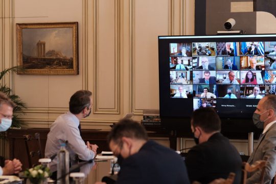 Μέτρα υπό πίεση για την πανδημία
