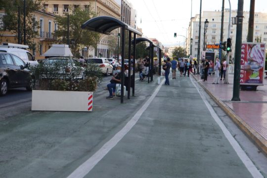 Γιάννης κερνά και Γιάννης πίνει με άλλων χρήματα