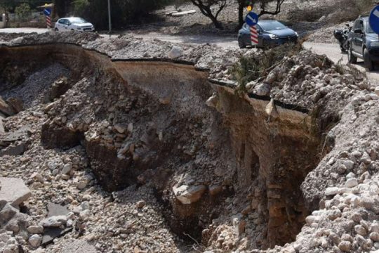 Δημοκρατία σε καραντίνα και ανεμογεννήτριες