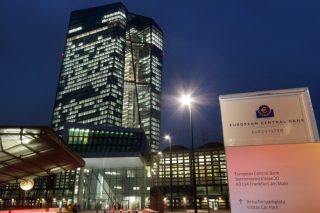 Υπό την απειλή αποπληθωριστικού σπιράλ για τους επόμενους μήνες η ευρωζώνη