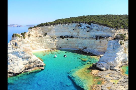 Μια κακά κρυμμένη (μαγική) παραλία