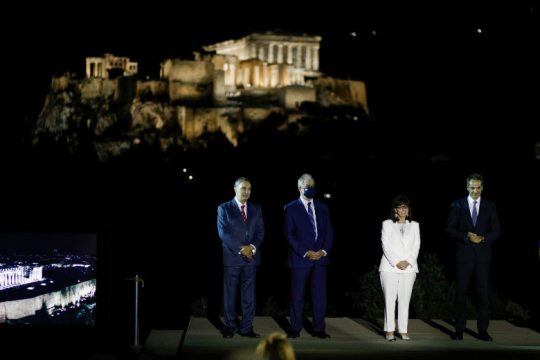 Κριτική ΣΥΡΙΖΑ για τη φιέστα του φωτισμού της Ακρόπολης, ενώ ο κόσμος των τεχνών υποφέρει