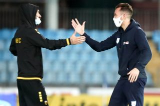 Καλείται να μείνει όρθια ώς τη διακοπή