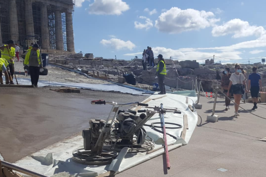 Σοκ και αποστροφή για το απέραντο τσιμέντο στην Ακρόπολη