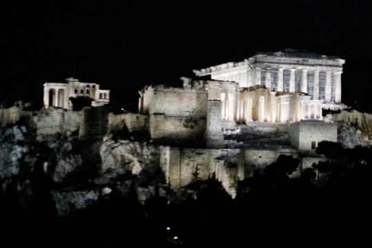 Η Περιφέρεια φωτίζει τον Αθηναϊκό ουρανό για την εθνική επέτειο