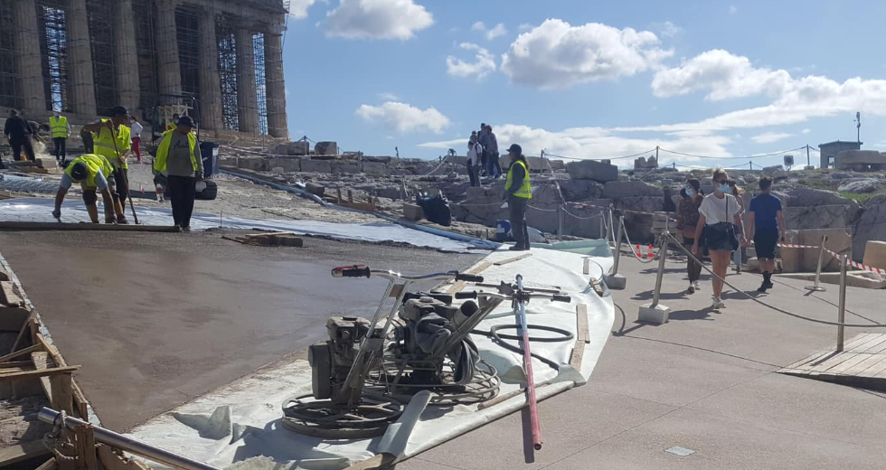 Σοκ και αποστροφή για το απέραντο τσιμέντο στην Ακρόπολη