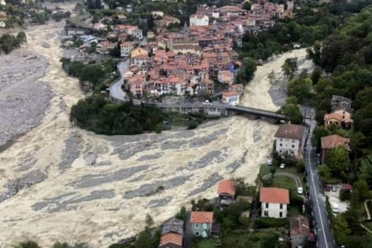 Μετρούν ζημιές και αναζητούν αγνοούμενους της φονικής κακοκαιρίας «Άλεξ»