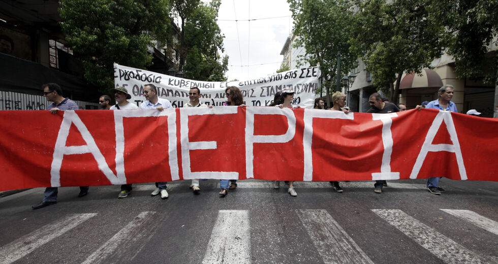 Κερκόπορτα για λοκ άουτ αναζητεί η κυβέρνηση