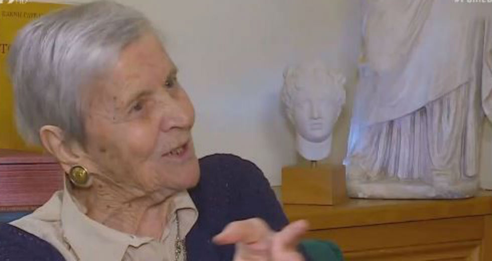 «Με την τήβεννό μου τη γαλλική, με όλα τα παράσημά μου»