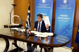 Λεφτά στα σωματεία μόνο με υποταγή στην κυβέρνηση